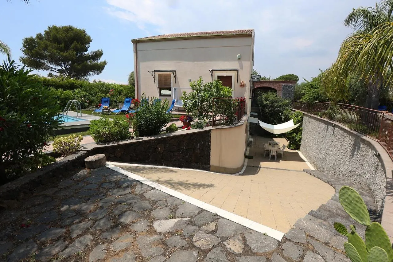Casa Delle Foglie Villa San Giovanni La Punta Italy